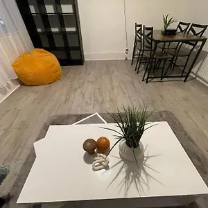 Spacious 2 Bedroom On Tower Bridge Apartment
