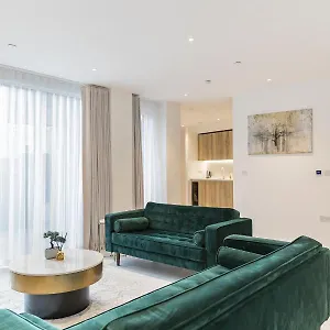Luxury Spacious Flat With Communal Gardens And Parking Apartment